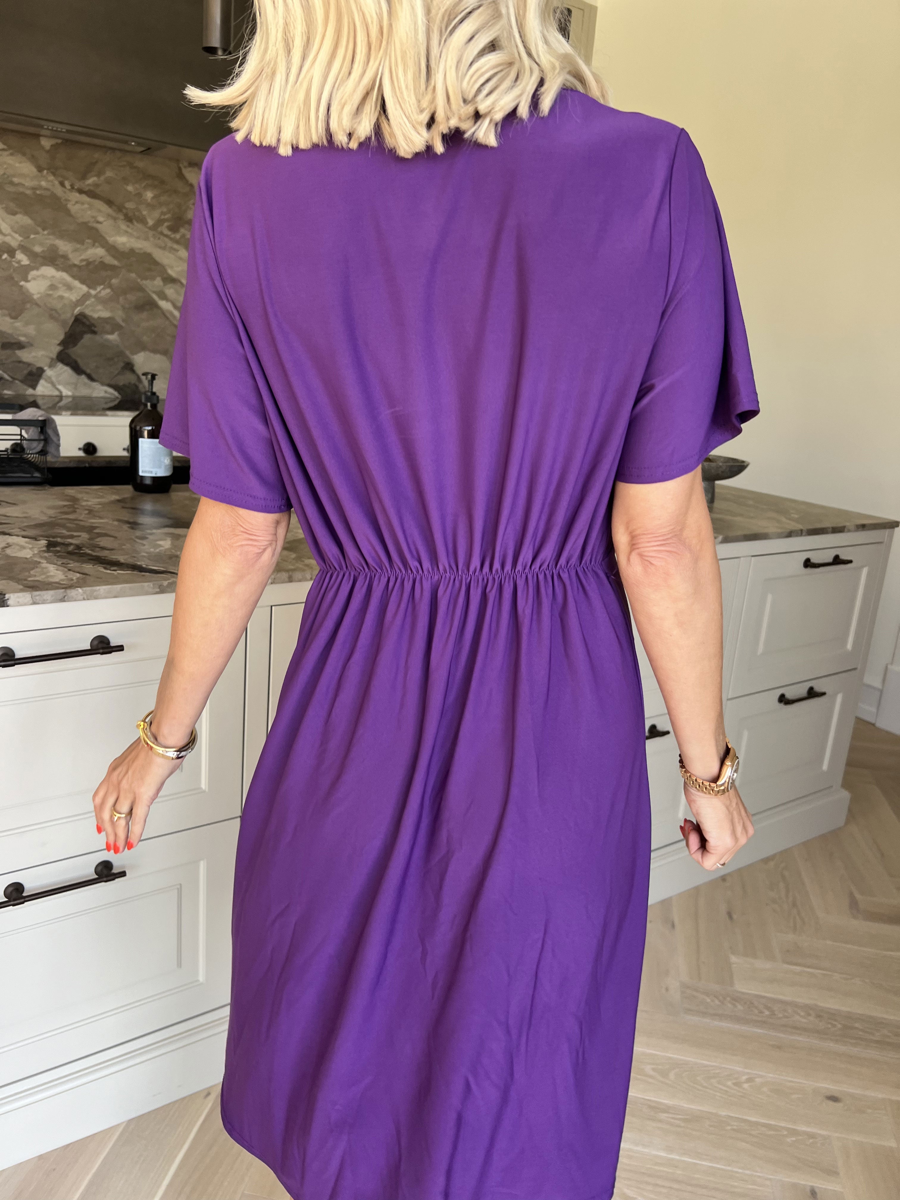 Molly Plain Short - Elastisk kjole med fin knudedetalje foran